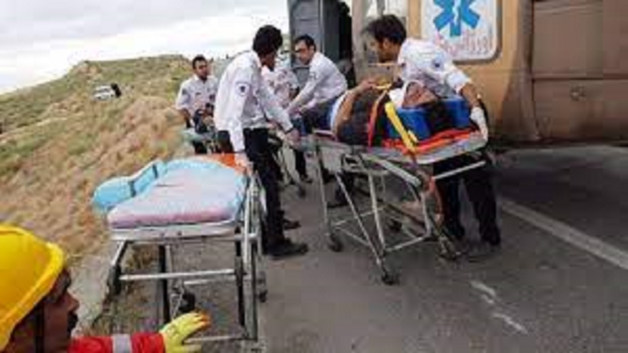 ۱۳ مصدوم در برخورد پیکان با پژو در جاده نیک آباد