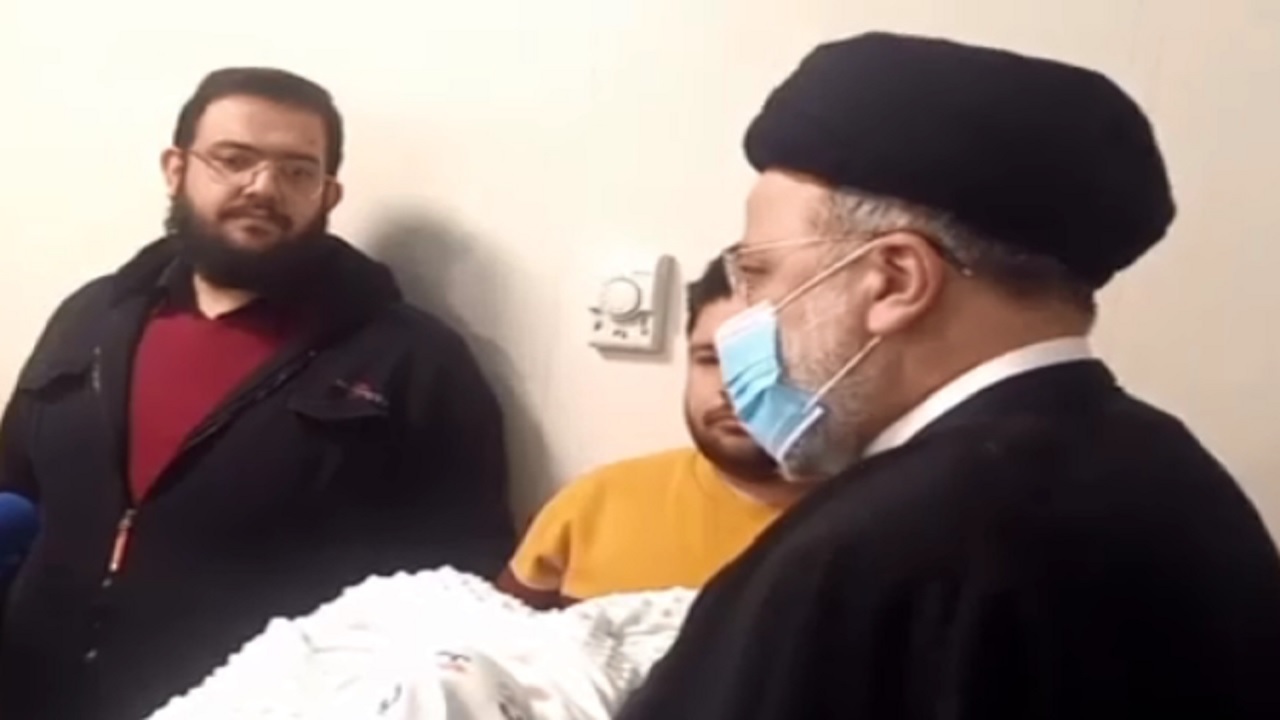اذان گفتن رئیس‌جمهور در گوش نوزاد+فیلم