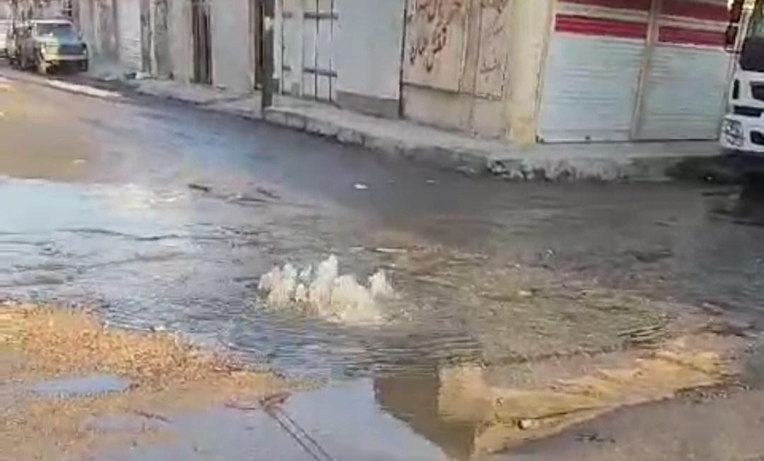 هدر رفت آب شهری دغدغه ساکنان منطقه ۲۰ متری اهواز شد + فیلم