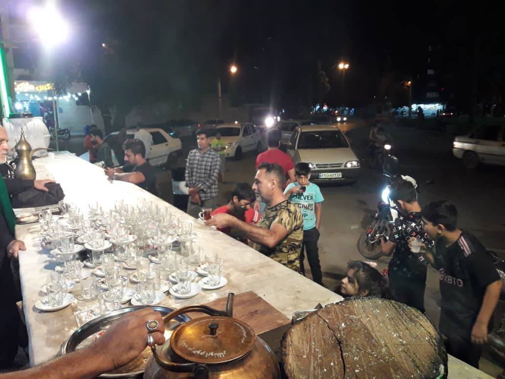 پهن کردن پذیرایی موکب داران از عزاداران در ایام فاطمیه