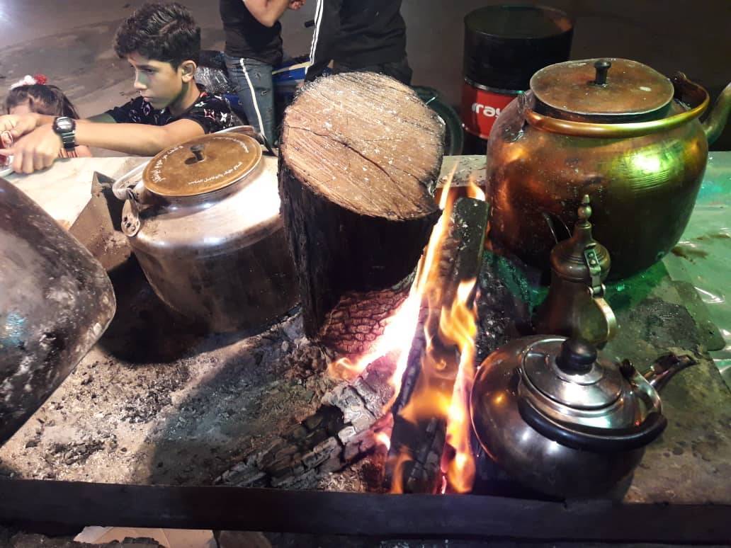 توزیع چای نذری توسط موکب داران
