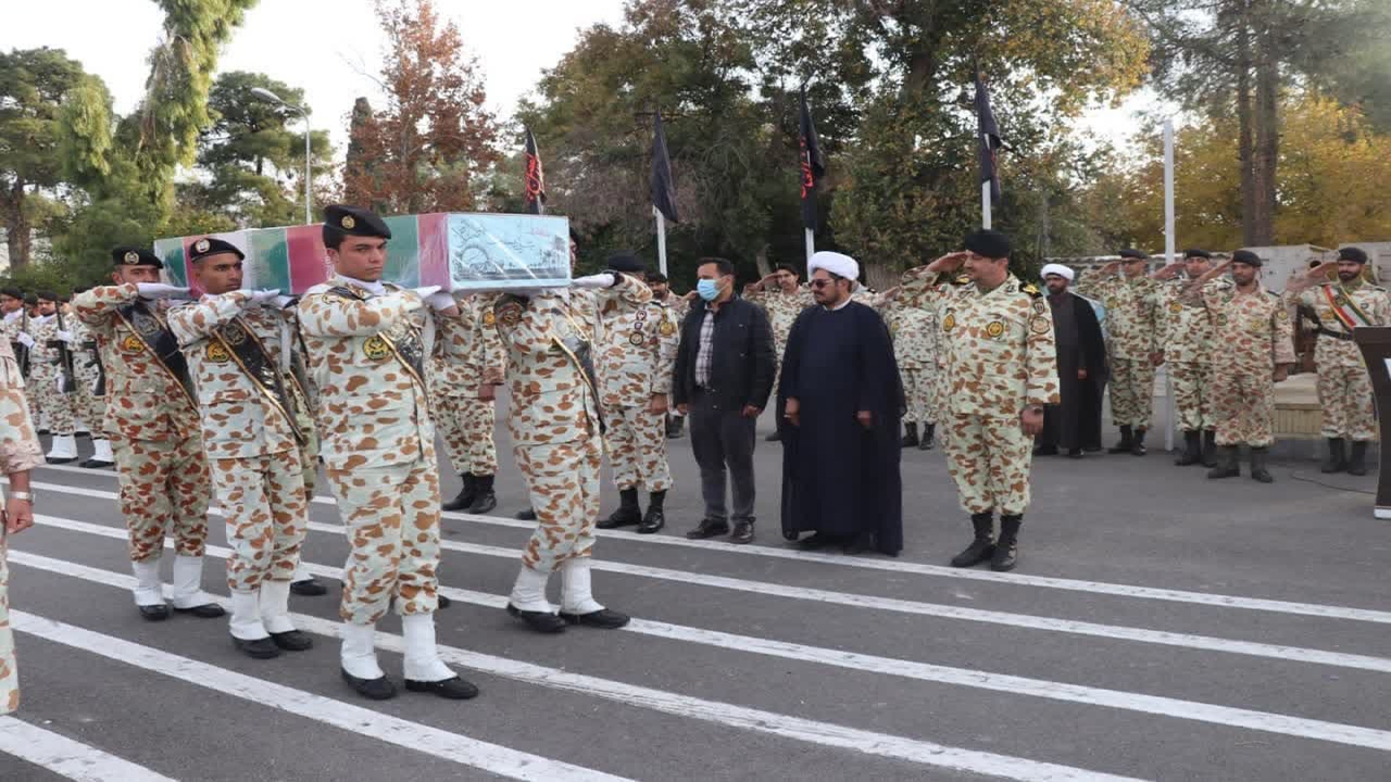 پیکر شهید گمنام در تیپ ۵۵ هوابرد شیراز تشییع شد
