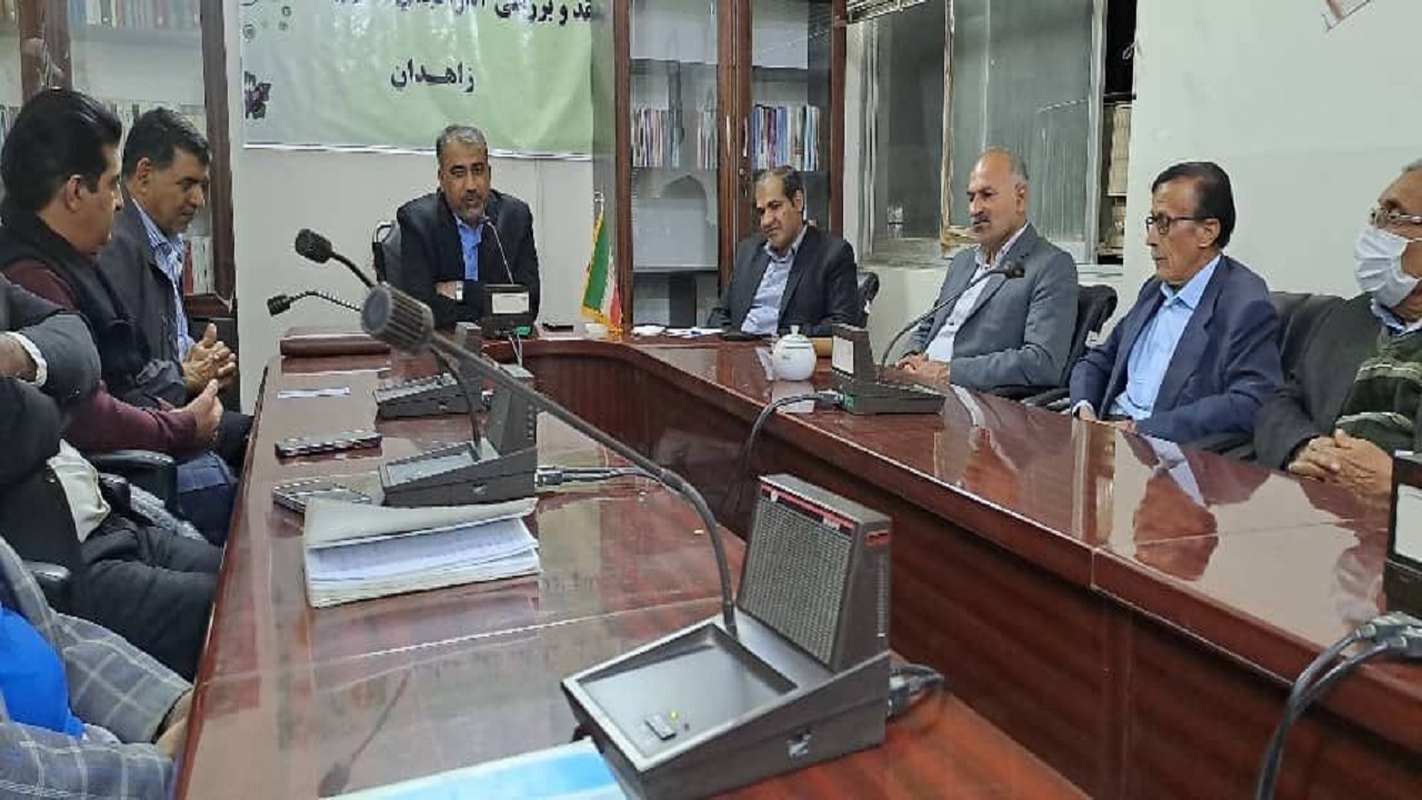 خدمت شعر به اسلام و انقلاب بی مانند است