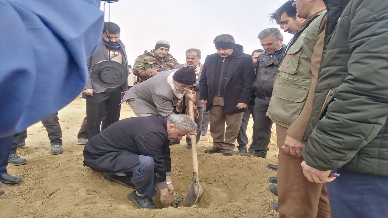 درختکاری ۱۵ هکتار از اراضی بیابانی سرخس آغاز شد
