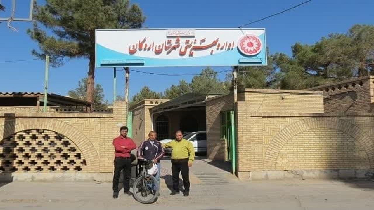 حضور دوچرخه سوار آملی حامل پیک دوستی معلولان در اردکان