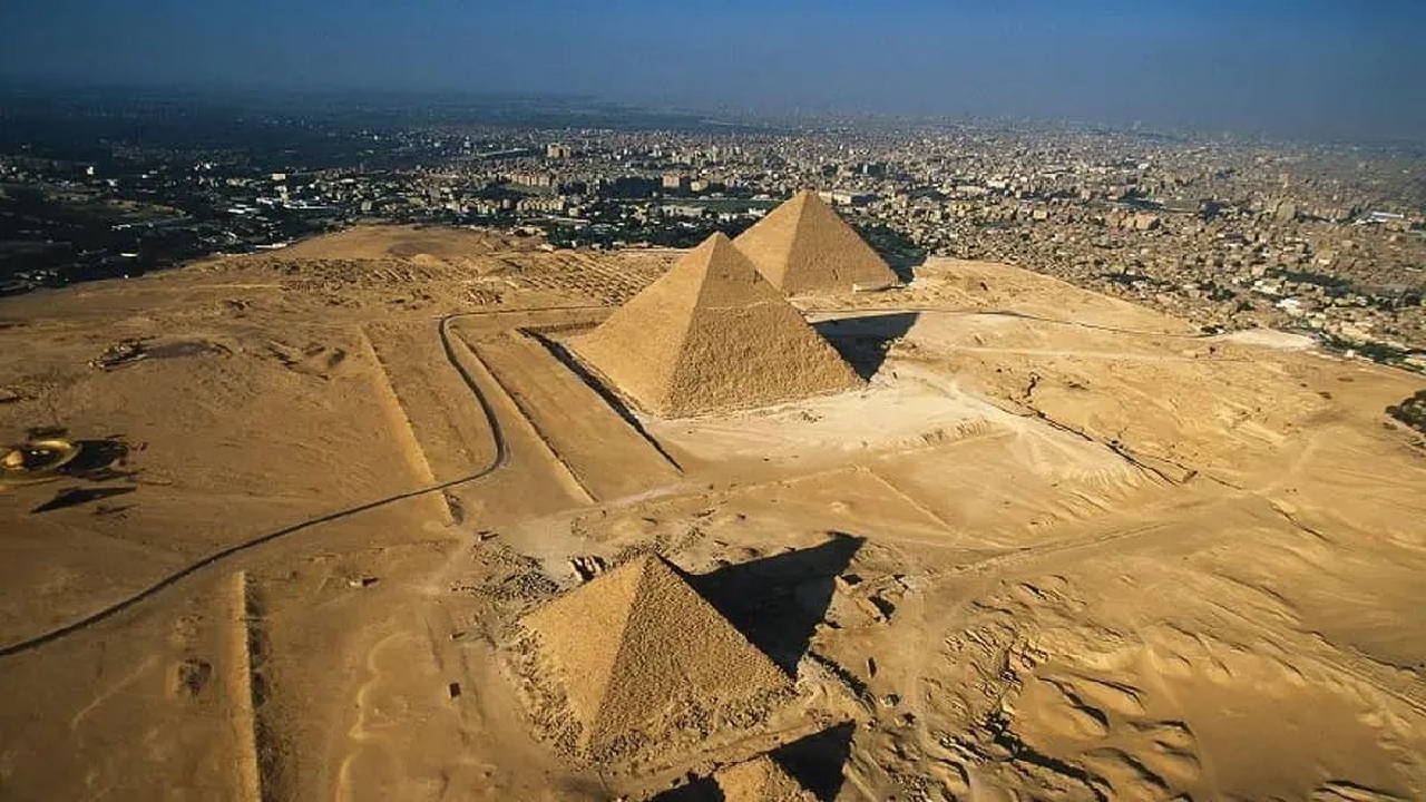 چه کسانی اهرام مصر را ساختند؟