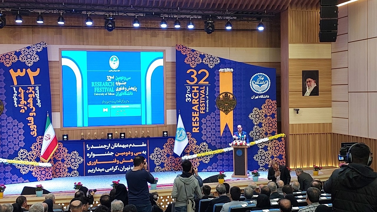 دانشگاه کارآفرین باید در خدمت جامعه باشد/ رونمایی از دو سامانه و یک کتاب
