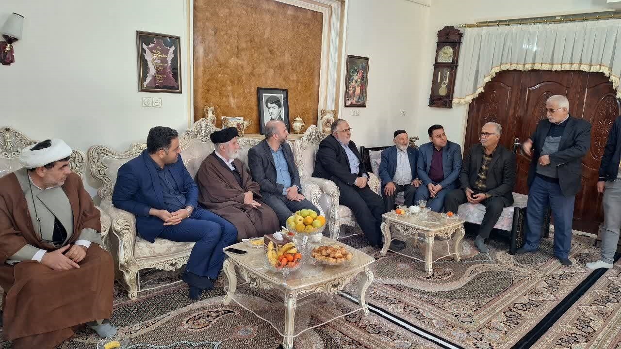 دیدار استاندار قزوین با خانواده شهید غلامرضا شریفی