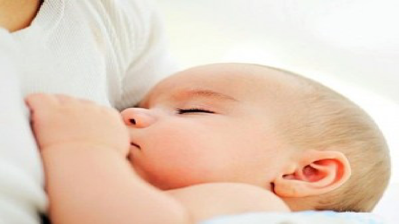 تغذیه با شیر مادر سبب تکامل بینایی و راه رفتن سریع‌تر‌ کودکان