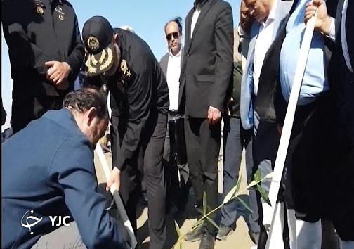 کاشت نهال  توسط فرمانده نیروی دریایی واستاندار هرمزگان در جاسک