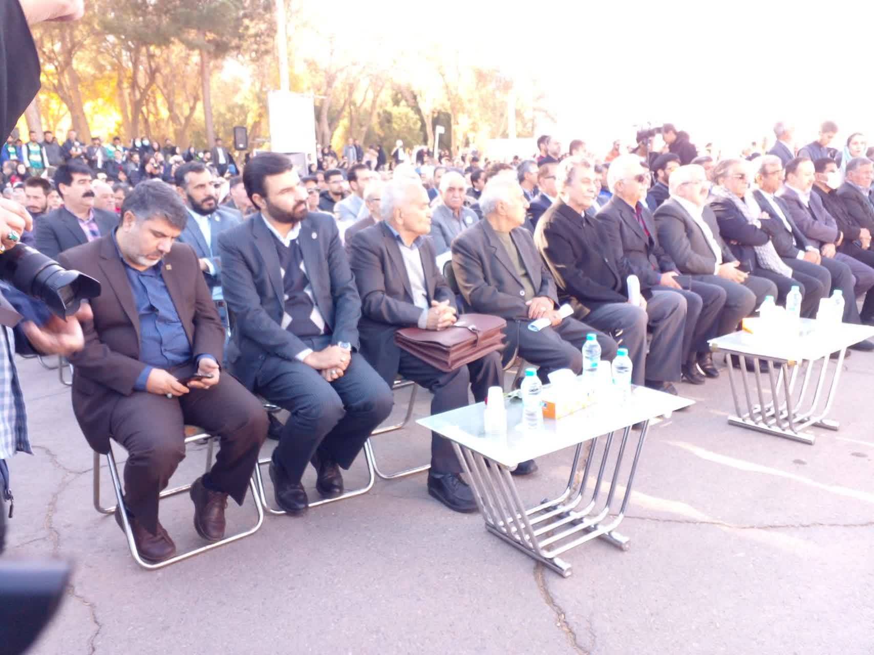 حضور مسئولان در مراسم خاکسپاری ندوشن