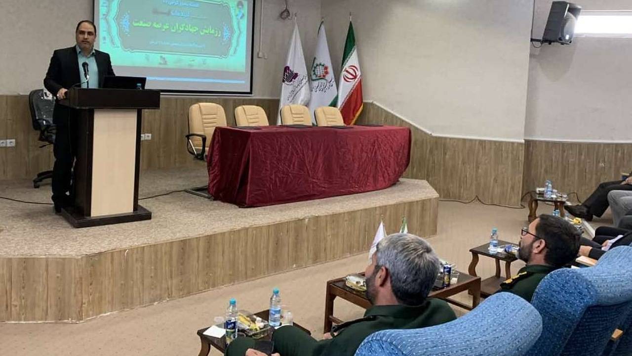 علم باید در کنار تولید و صنعت قرار گیرد