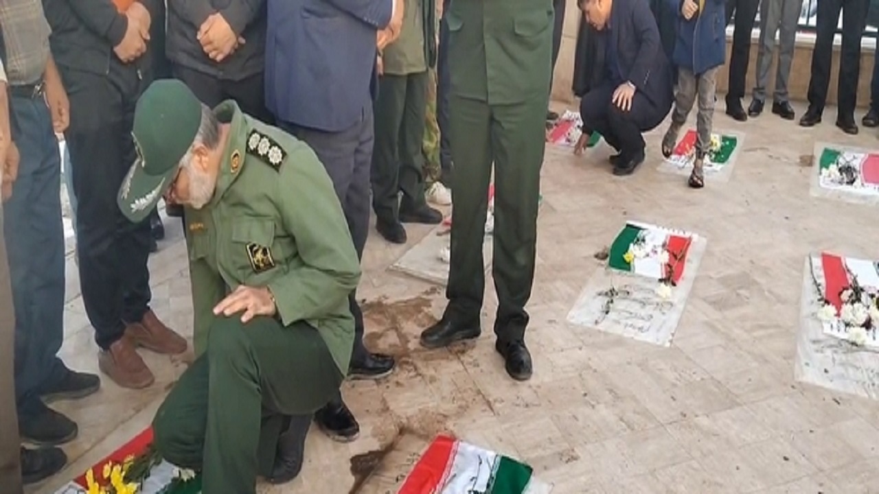 غبارروبی و عطر افشانی مزار شهدای شهرستان جعفرآباد قم