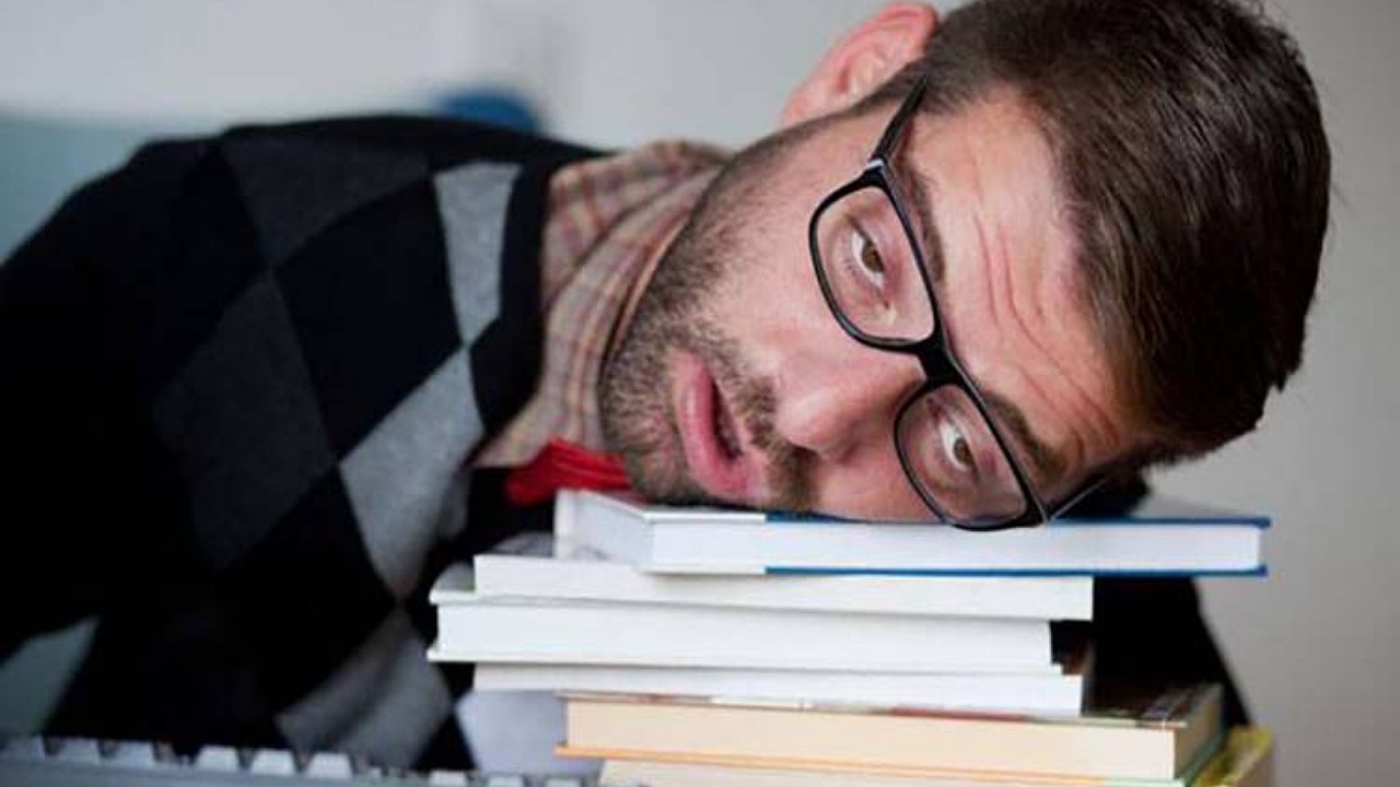 دلایل احساس خواب آلودگی بعد از بیدار شدن از خواب چیست؟ + فیلم