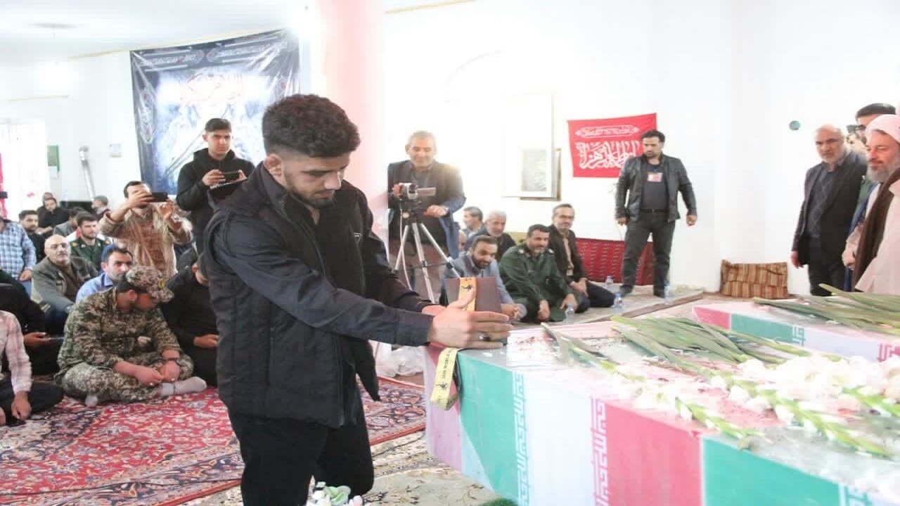 کشتی گیر مازندرانی مدال جهانی خود را به شهدای گمنام تقدیم کرد