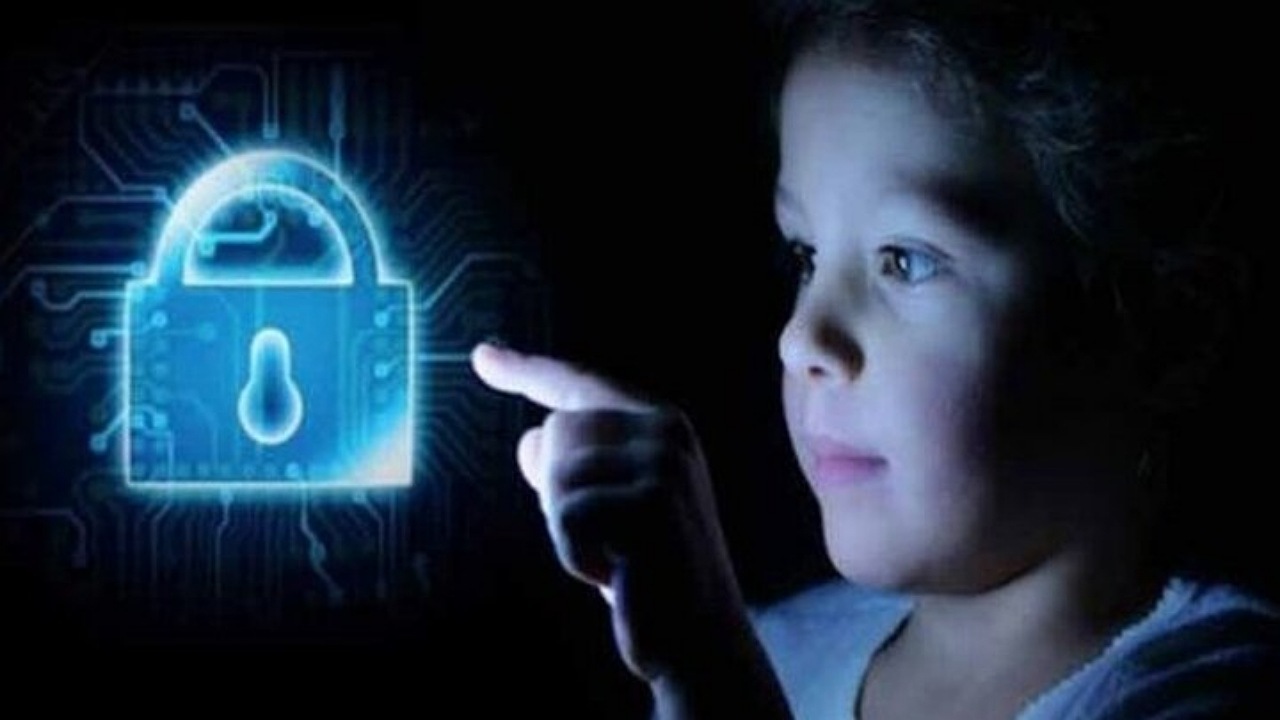 آسیب‌های فضای مجازی در کمین کودکان + فیلم