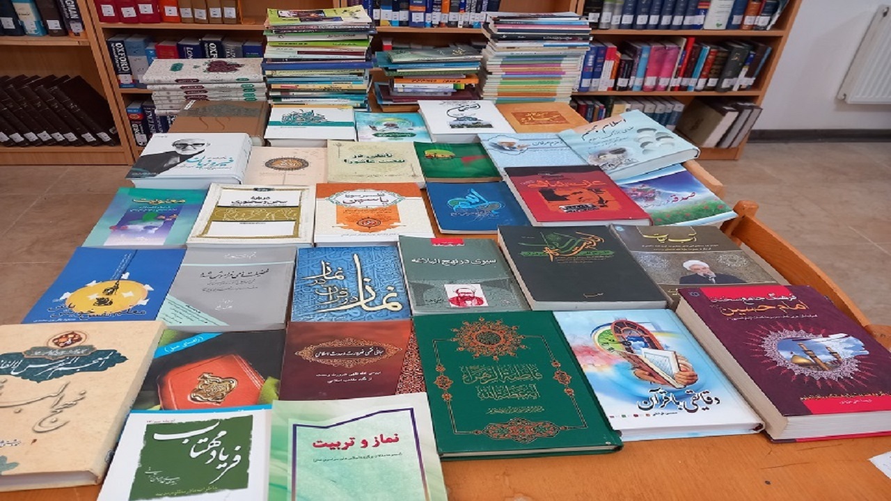 اهدای کتاب به کتابخانه سردار دل‌های وحدت آباد