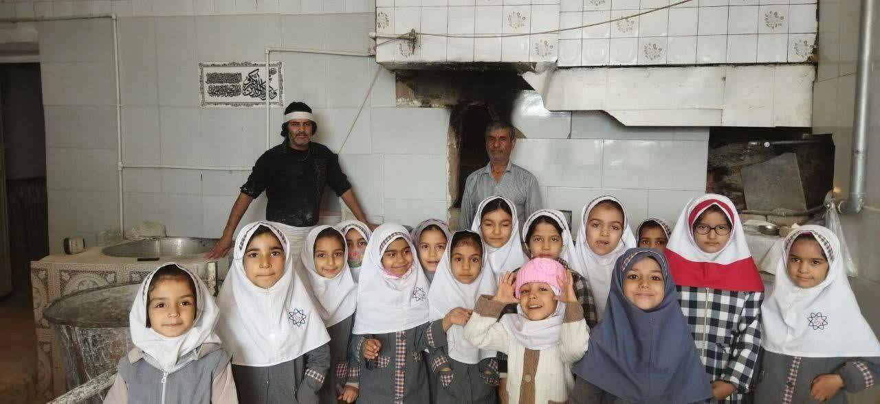 دانش آمو.زان روستای فخرآباد در نانوایی