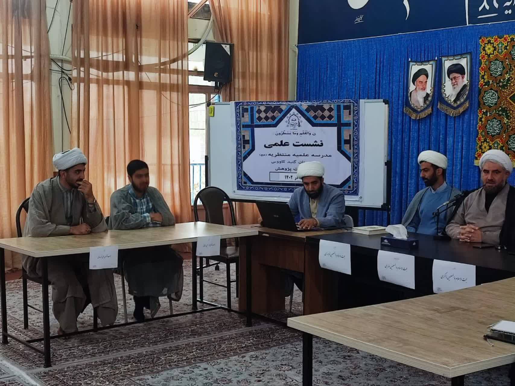 جمعی از طلاب در مراسم نسیت علمی با موضوع فلسطین
