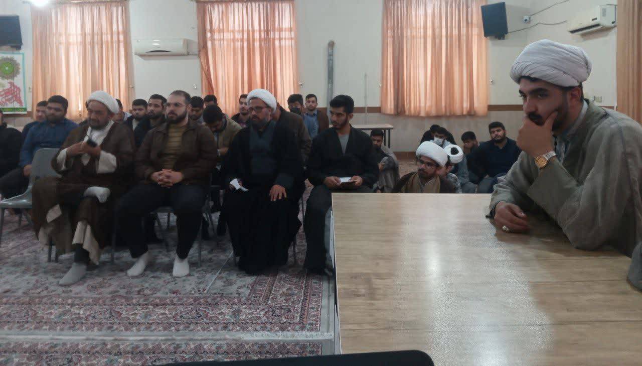 حضور طلاب در نشست علمی