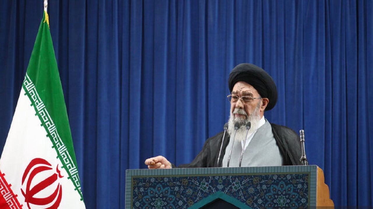 تاکید امام جمعه اصفهان بر مقابله با ستمکاران عالم