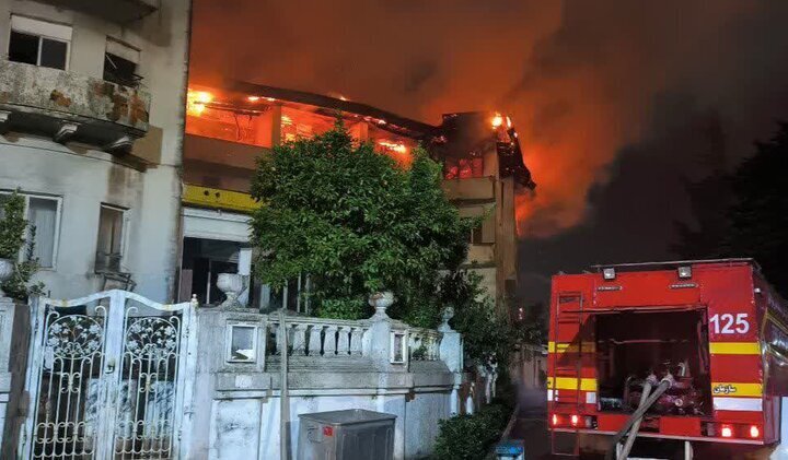 مصدومیت ۲ آتش نشان هنگام اطفای حریق هتل ایران بندرانزلی