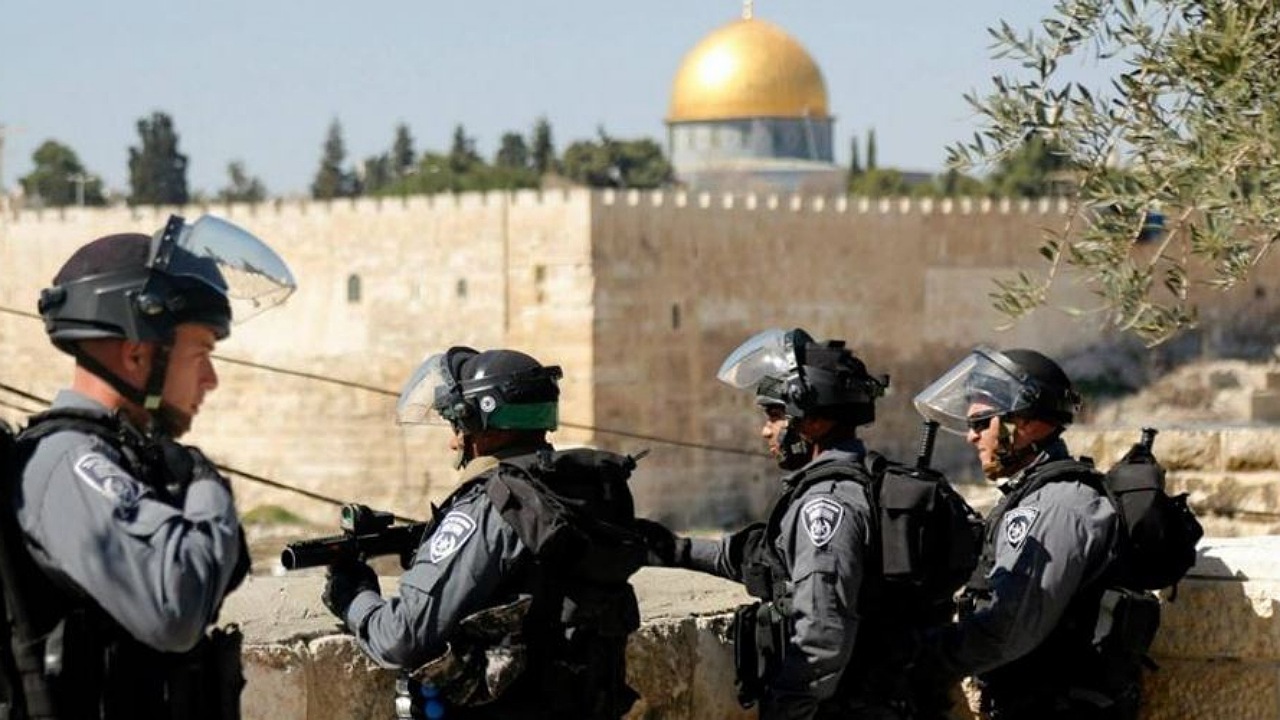 ممانعت نظامیان صهیونیست از ورود نمازگزاران فلسطینی به مسجدالاقصی + فیلم