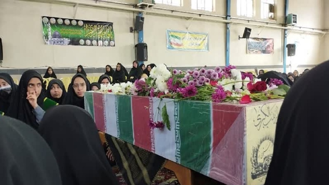 استقبال دبیرستان دخترانه شاهد طالقانی از پیکر پاک شهید گمنام + فیلم