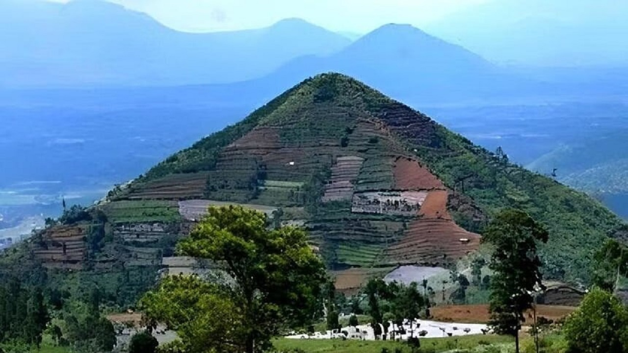 کشف هرم ۲۷۰۰۰ ساله در اندونزی + فیلم