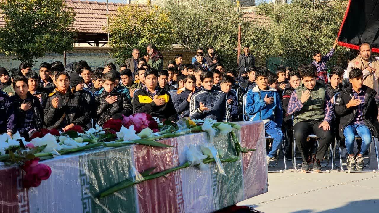 استقبال دانش آموزان بافقی از شهید گمنام