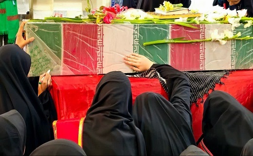 استقبال دانش آموزان بافقی از شهید گمنام