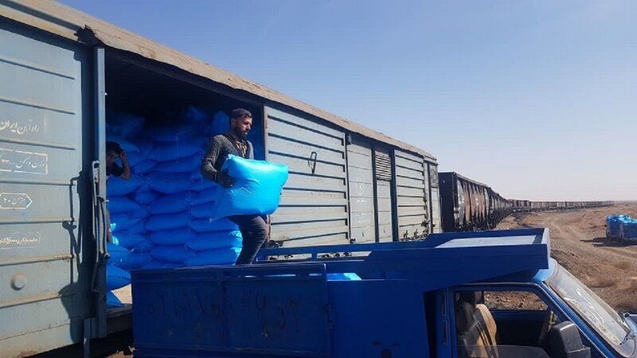 هشت هزار تن کود شیمیایی بین کشاورزان جوین خراسان رضوی توزیع شد