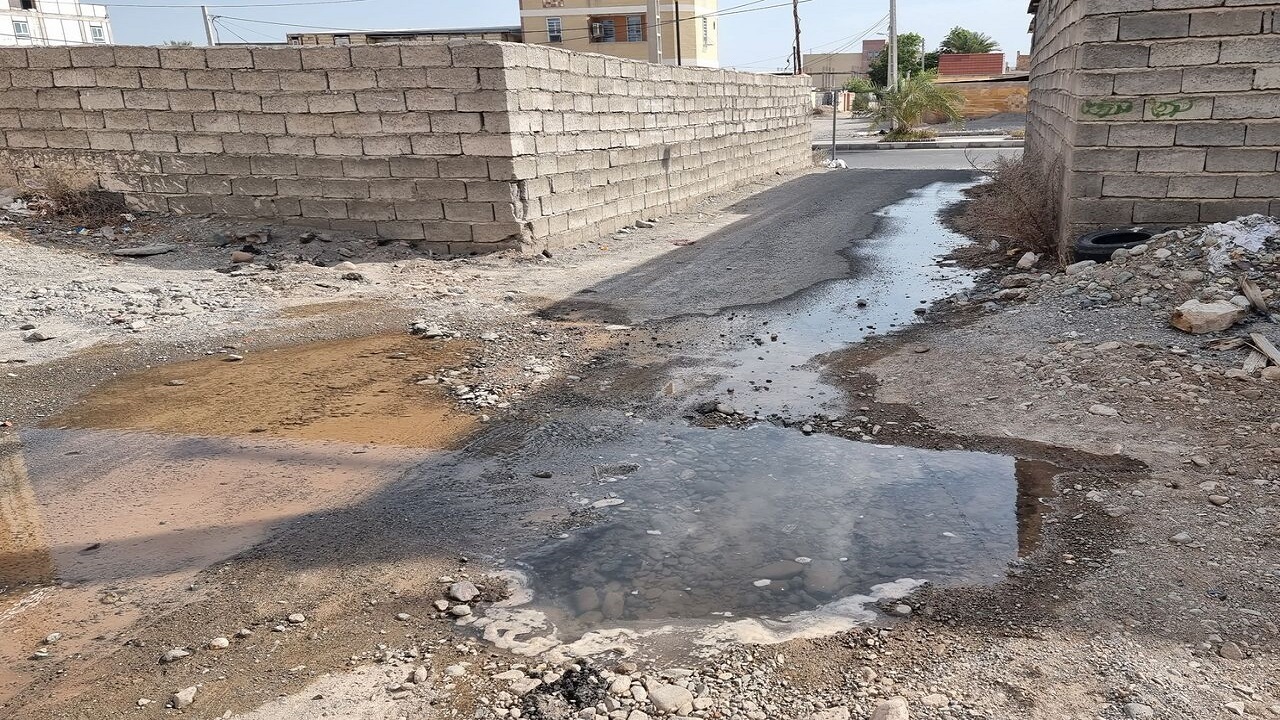 هدر رفت آب و قطعی آب منازل در برخی از مناطق خاش + فیلم