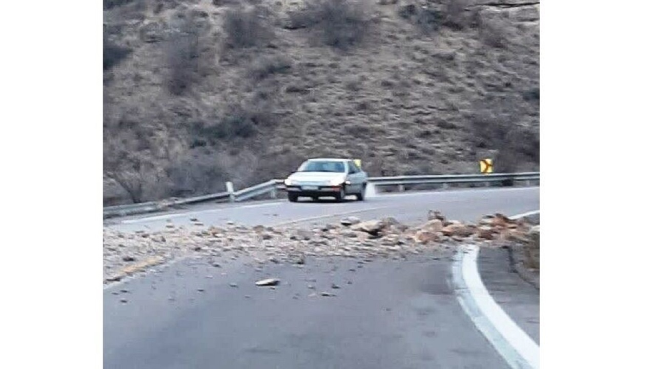 حادثه ریزش سنگ در جاده ترانزیتی درگز-قوچان پاکسازی شد