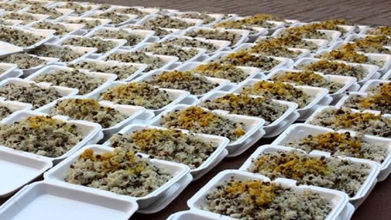 طبخ و توزیع غذای نذری در کازرون همزمان با سالروز شهادت حضرت زهرا (س)