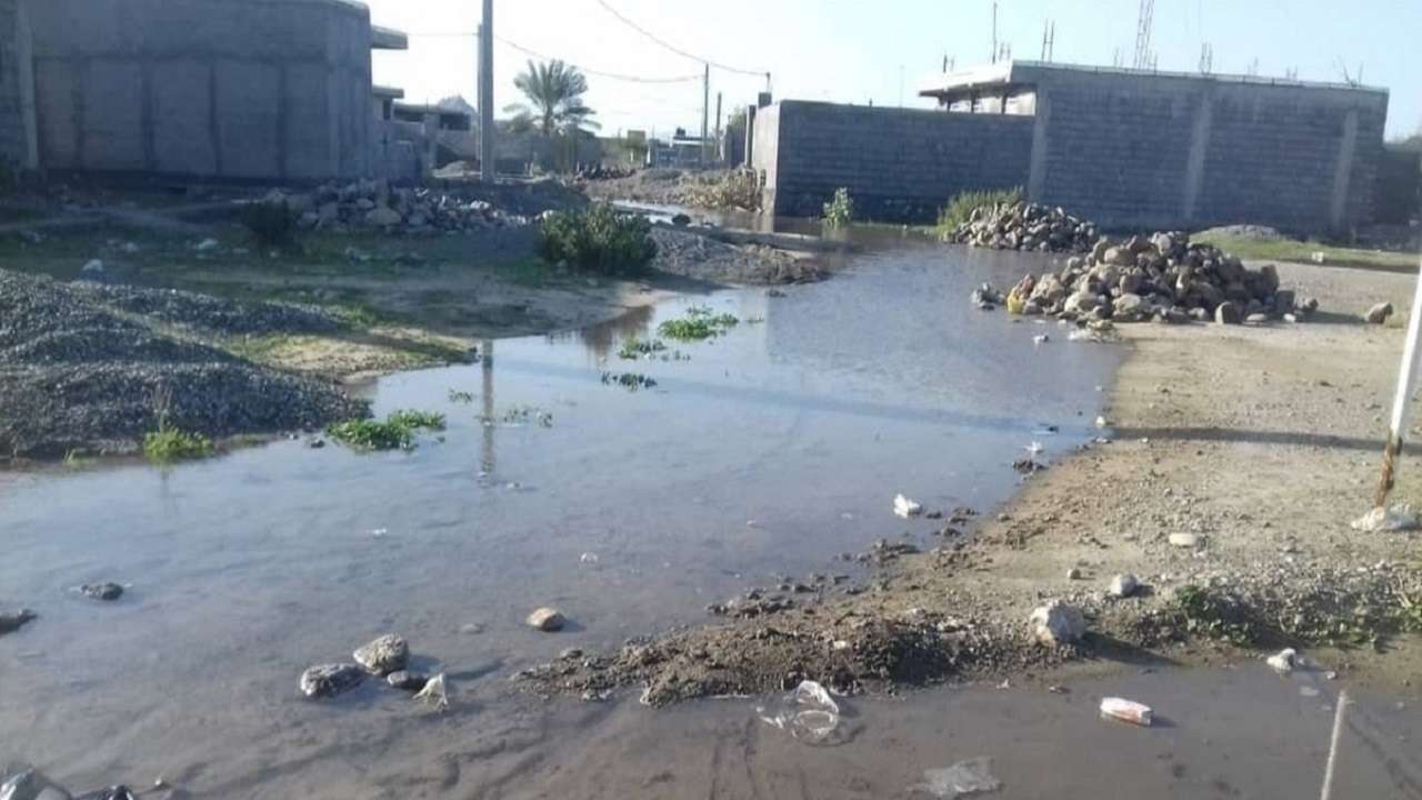 هدر رفت ۲ ماهه آب بر اثر شکستگی لوله در روستای سرسختی سفلی شازند + فیلم