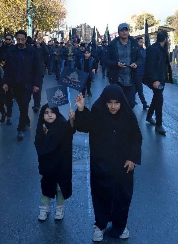 حضور دختران در مراسم تشییع شهید