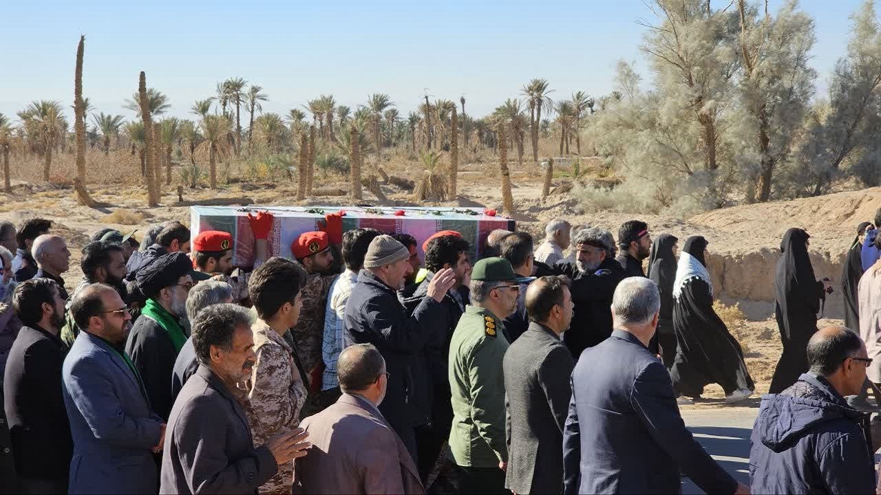 تشییع و تدفین پیکر مطهر لاله خوشنام در روستای باقرآباد بافق