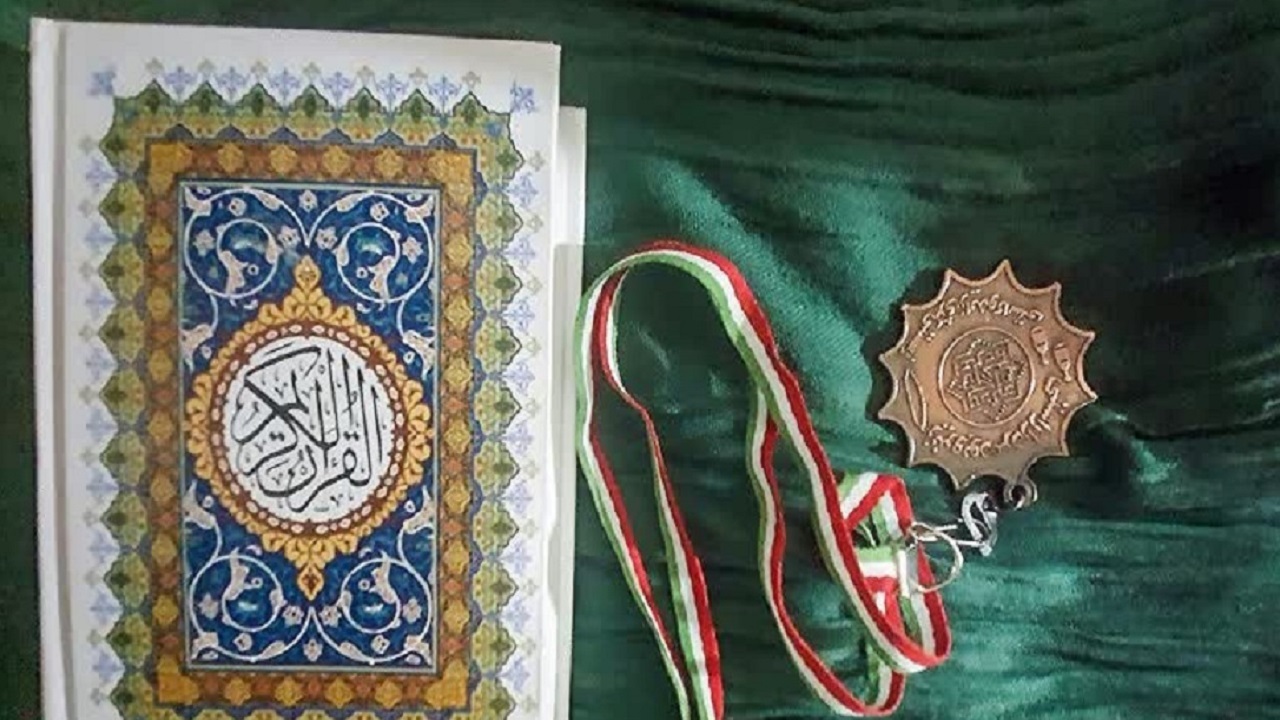 اعطای نشان ورزشکاران بام ایران به شهدای گمنام‌