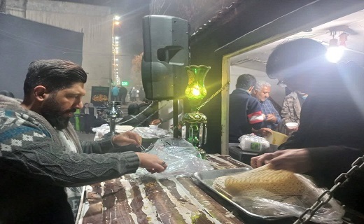 پذیرایی از زائران در شب شهادت حضرت فاطمه زهرا(س)