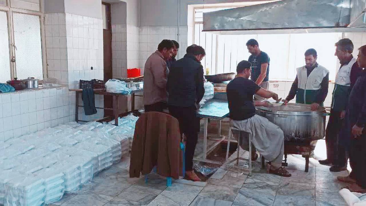 طبخ و توزیع ۵۰۰۰ پرس غذای گرم در ریگان