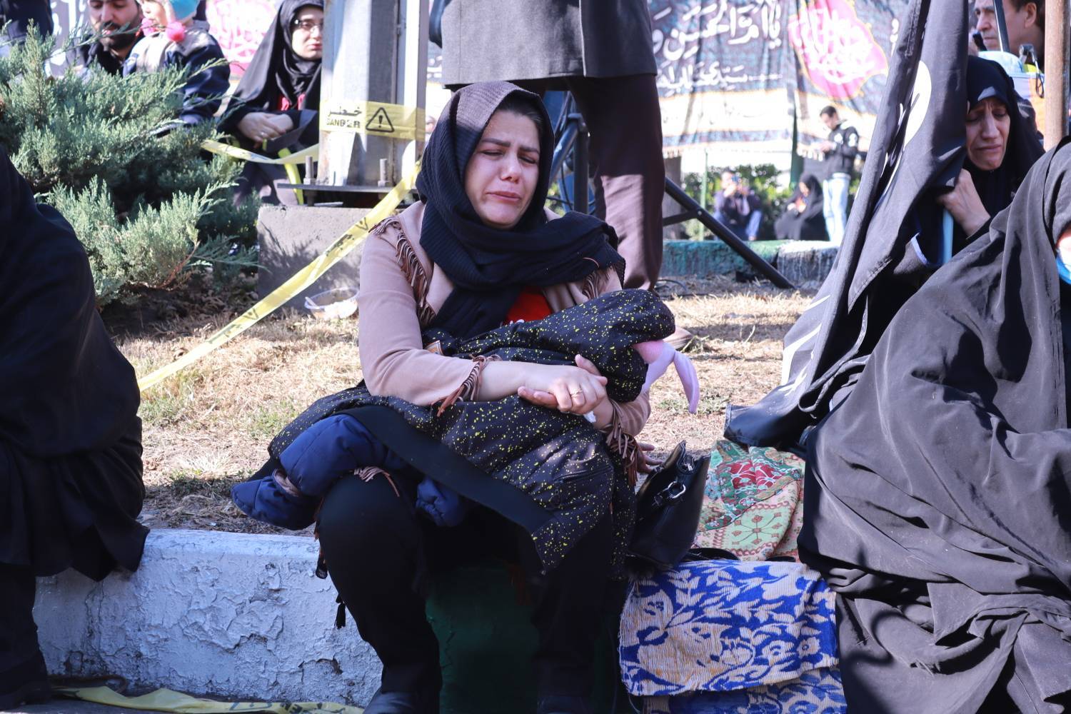 حضور مادران و فرزندان در مراسم عزاداری