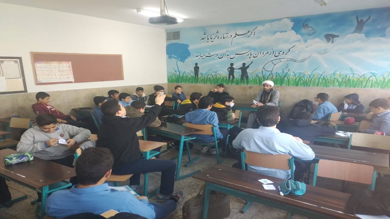 اقدام جهادگرانه طلاب منطقه حضرت زهرا (س) به دانش آموزان کم برخوردار + تصاویر