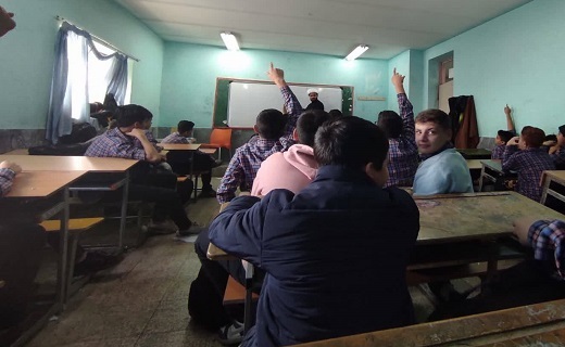تصویری از اقدامات جهادگران به دانش آموزان مناطق محروم