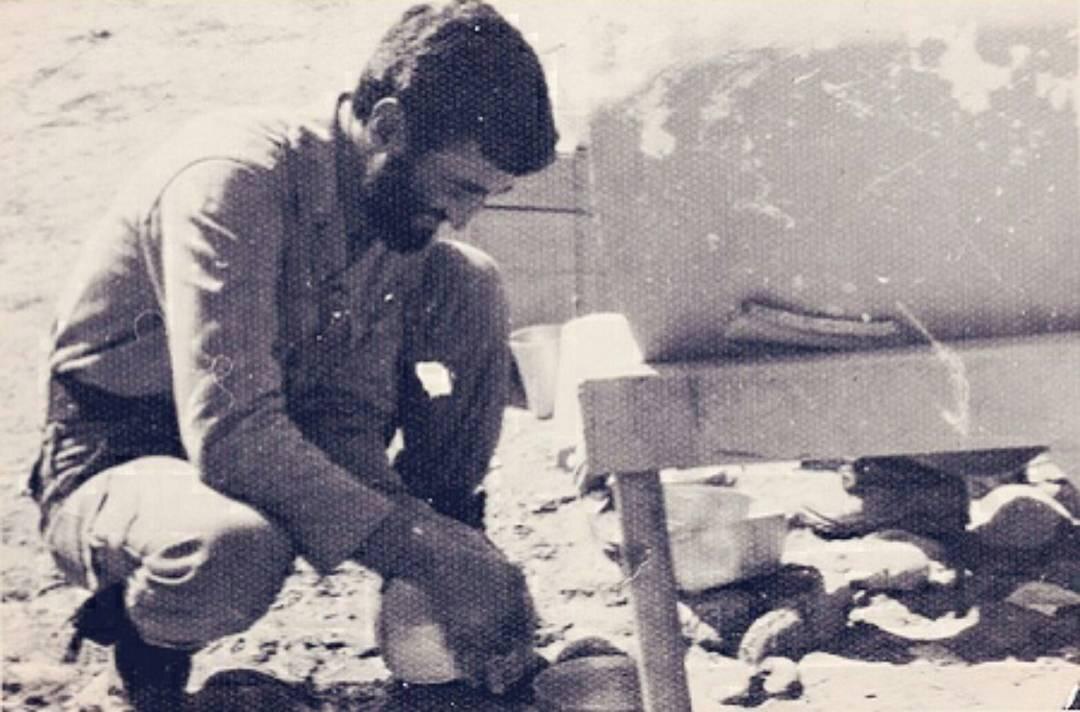 تصویری از فرمانده ایرانی در حال شستن ظرف رزمندگان
