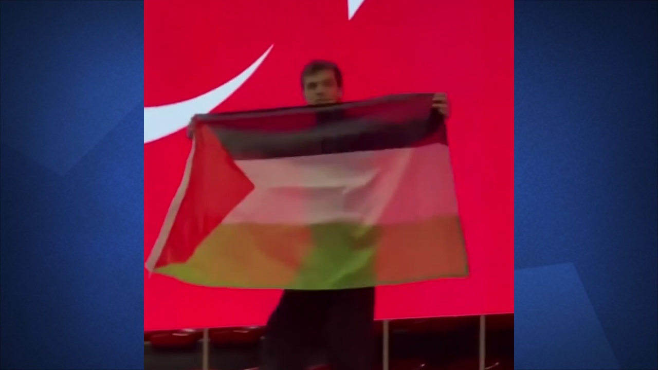 پرچم فلسطين در دستان ووشوكار قهرمان تركيه + فیلم