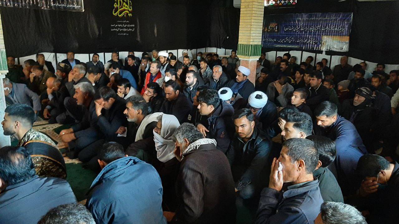 اجتماع مردم اسماعیل قنبر در مراسم تشییع شهدا