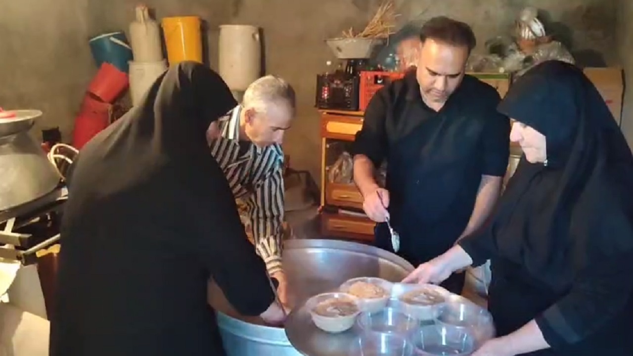 پخت حلیم نذری به مناسبت شهادت ام ابیها در روستای تکه + فیلم