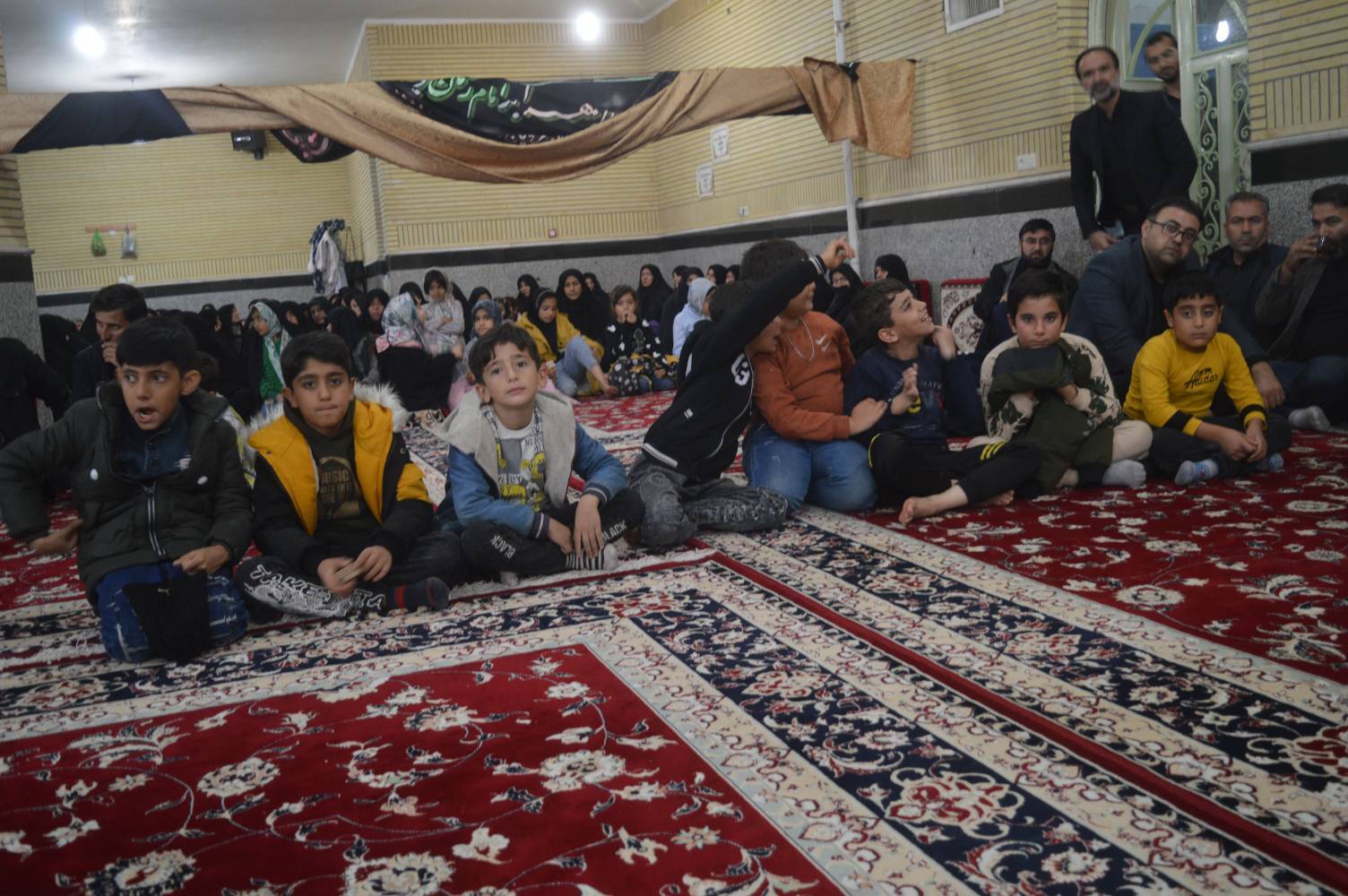 حضور کودکان در مراسم تشییع شهید