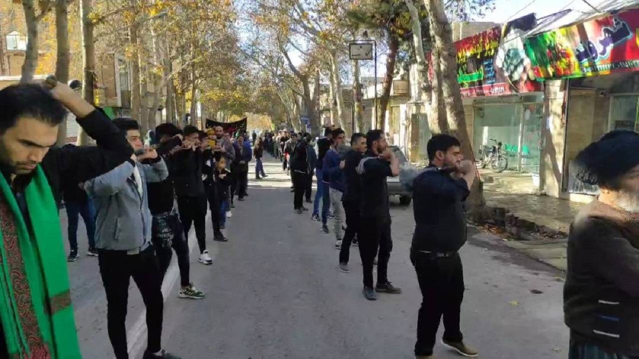 زنجیر زنی اهالی دررود در عزای مادر سادات + فیلم